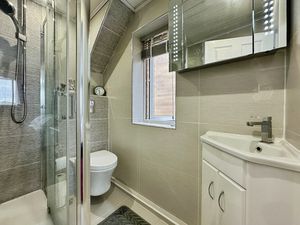 Ensuite- click for photo gallery